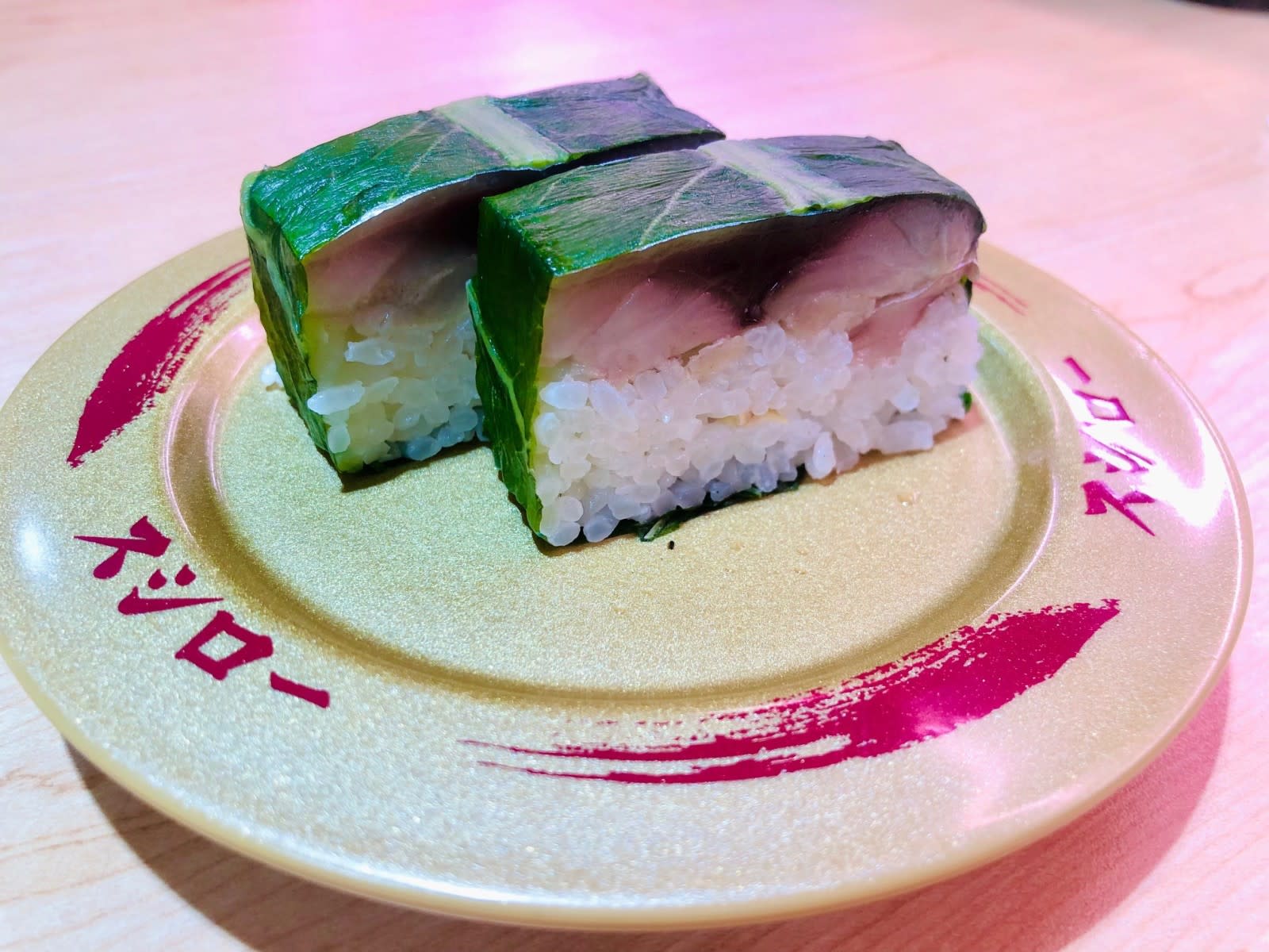 Happiness on a Conveyor Belt, If You’re Ready to Queue for Sushiro 5 marinated mackerel oshizushi