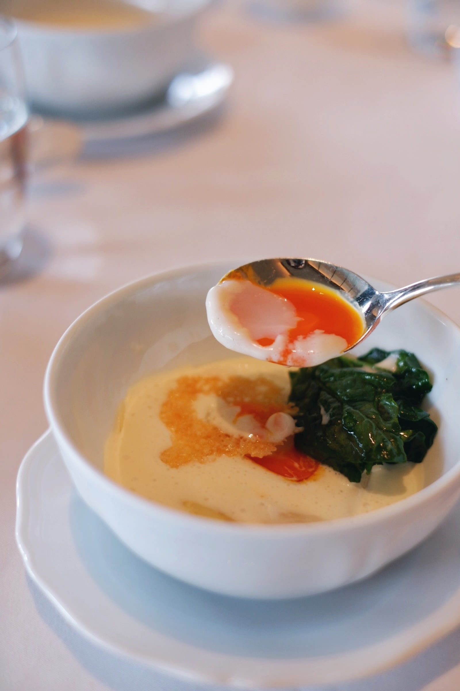 Uovo, Asparagi bianchi e parmigiano (Soft boiled free-range egg, white asparagus, parmesan foam, baby spinach)