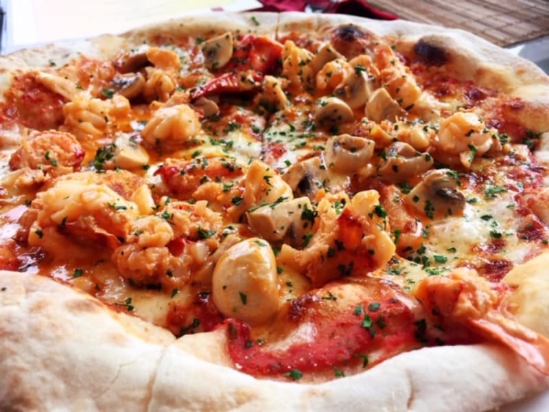 Lobster pizza ar Waterfront Bar & Terrace, Harbour Grand Kowloon Hong Kong