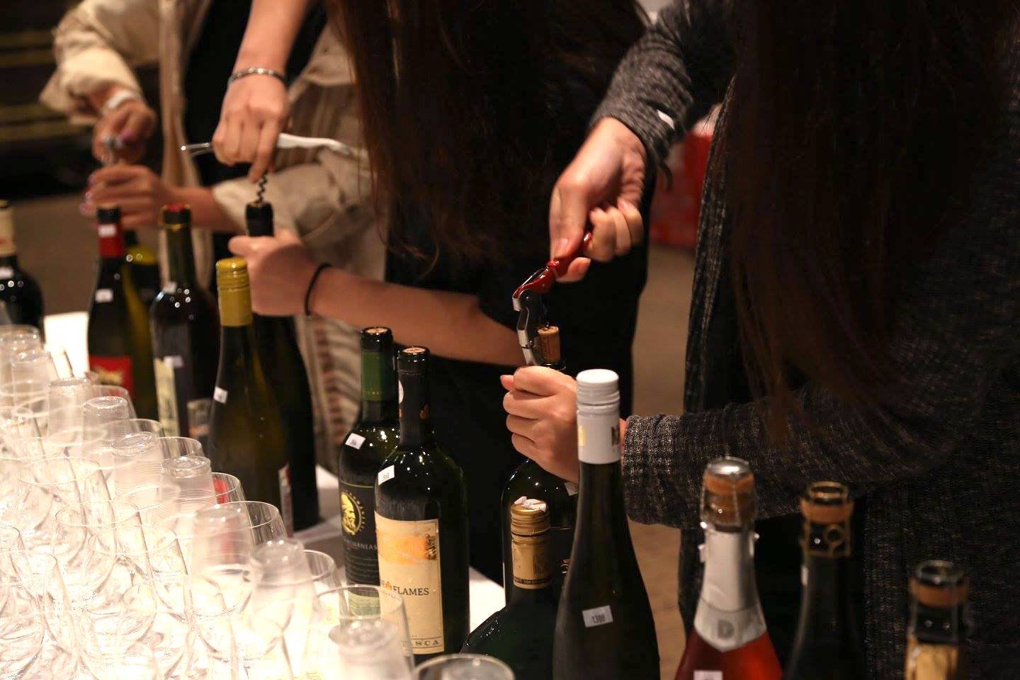 Rewriting Wine 101: Wine Competitions 1 Opening wine at a wine competition