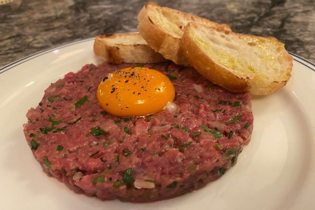 beef tartare À Poêle French Bistro review