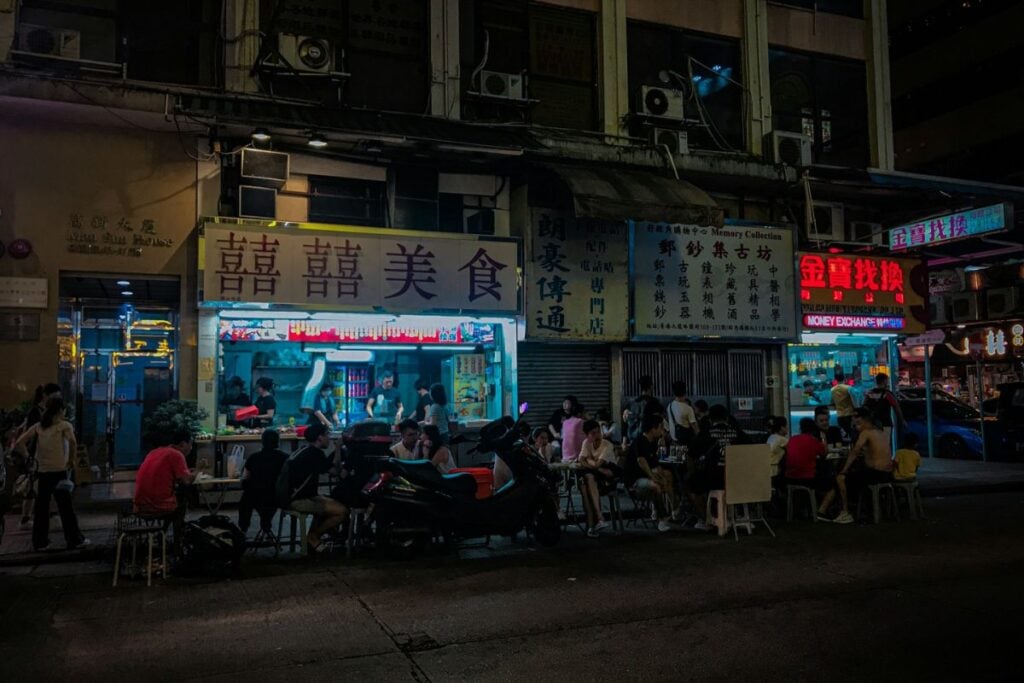 Essential Cantonese phrases to use on your next trip to Hong Kong 1 essential Cantonese phrases visiting Hong Kong outdoor restaurant dining