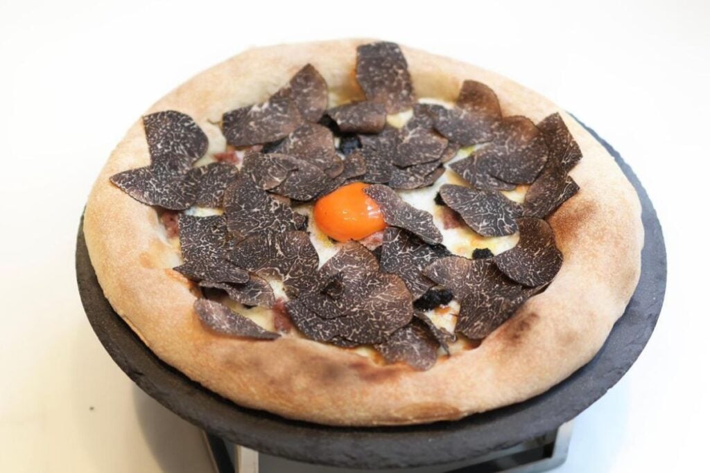 Venédia Grancaffè most expensive pizza Hong Kong black truffles