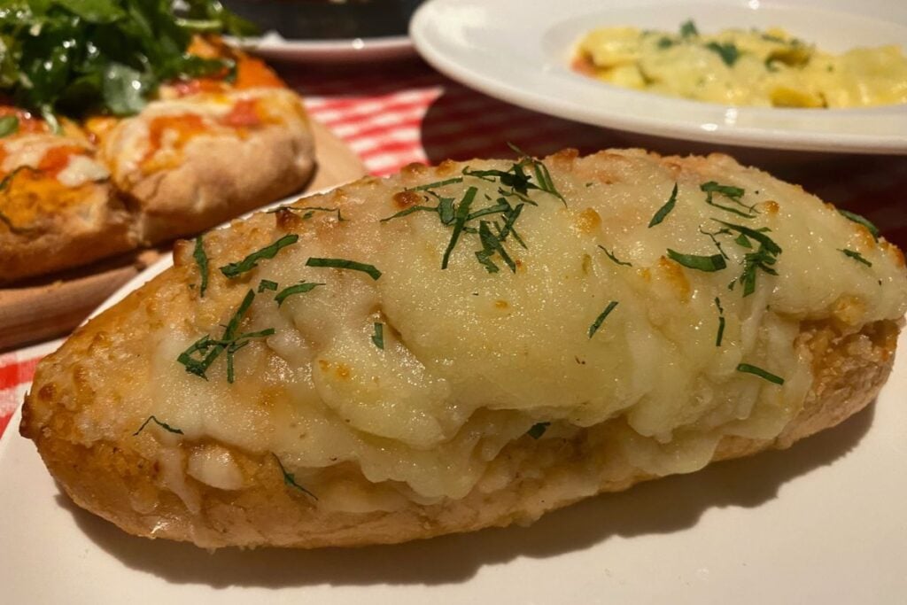 garlic bread The Lasagna Factory review