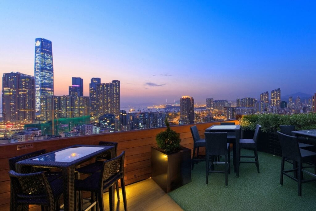 The coolest rooftop bars in Hong Kong for incredible views and drinks 13 cool rooftop bars Hong Kong Horizonte Lounge