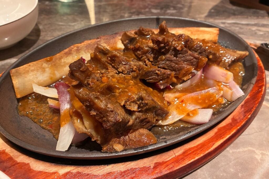 Maxim's Palace (MOKO) restaurant review sizzling short rib steak with onions