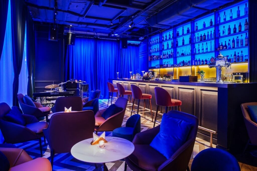 The 32 best bars in Hong Kong to visit in 2026, from dive bars to fine mixology 23 best bars in Hong Kong Take 5