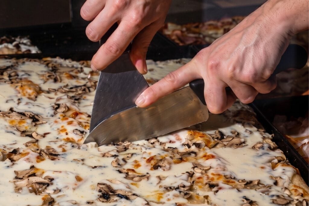 Alice Pizza’s CEO Claudio Baitelli has got Hong Kong hooked on Roman pizza 3 Alice Pizza cutting pizza