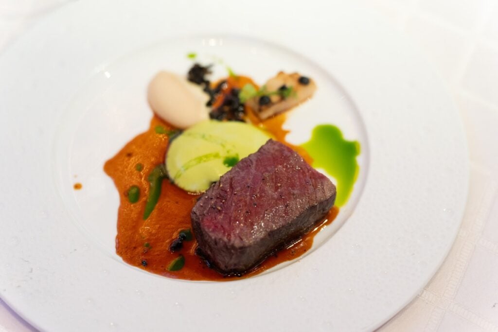 Foodie and r é n raise HKD441,200 at r é n In the Kitchen Charity Night gala dinner 2 Foodie r é n charity night gala Wagyu plate